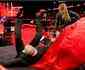 Ronda assina contrato com WWE, quebra mesa e leva tapa na cara; veja!