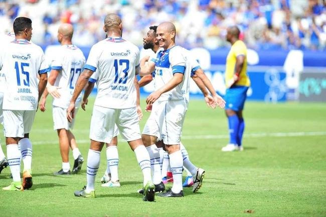 Cruzeiro: time campeo da Trplice Coroa de 2003 venceu equipe de masters por 2 a 1, neste domingo, em jogo festivo realizado no Mineiro
