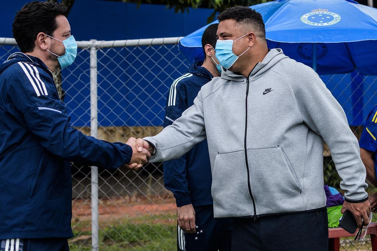 Em sua primeira visita  Toca da Raposa II, Ronaldo concedeu entrevista coletiva e teve contato com jogadores e comisso tcnica do Cruzeiro. Ele tambm se encontrou com scios da categoria Diamante.