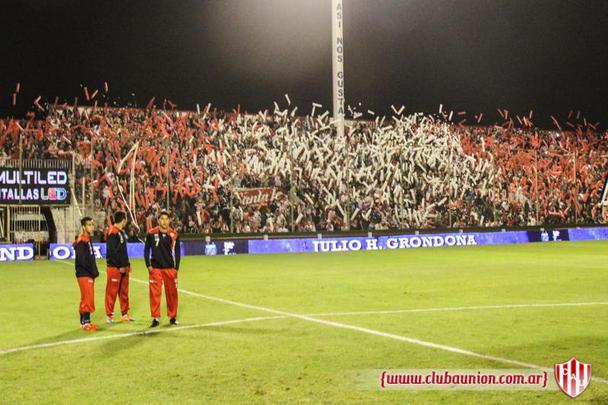 O estádio é conhecido por ser um caldeirão, com arquibancadas coladas no gramado