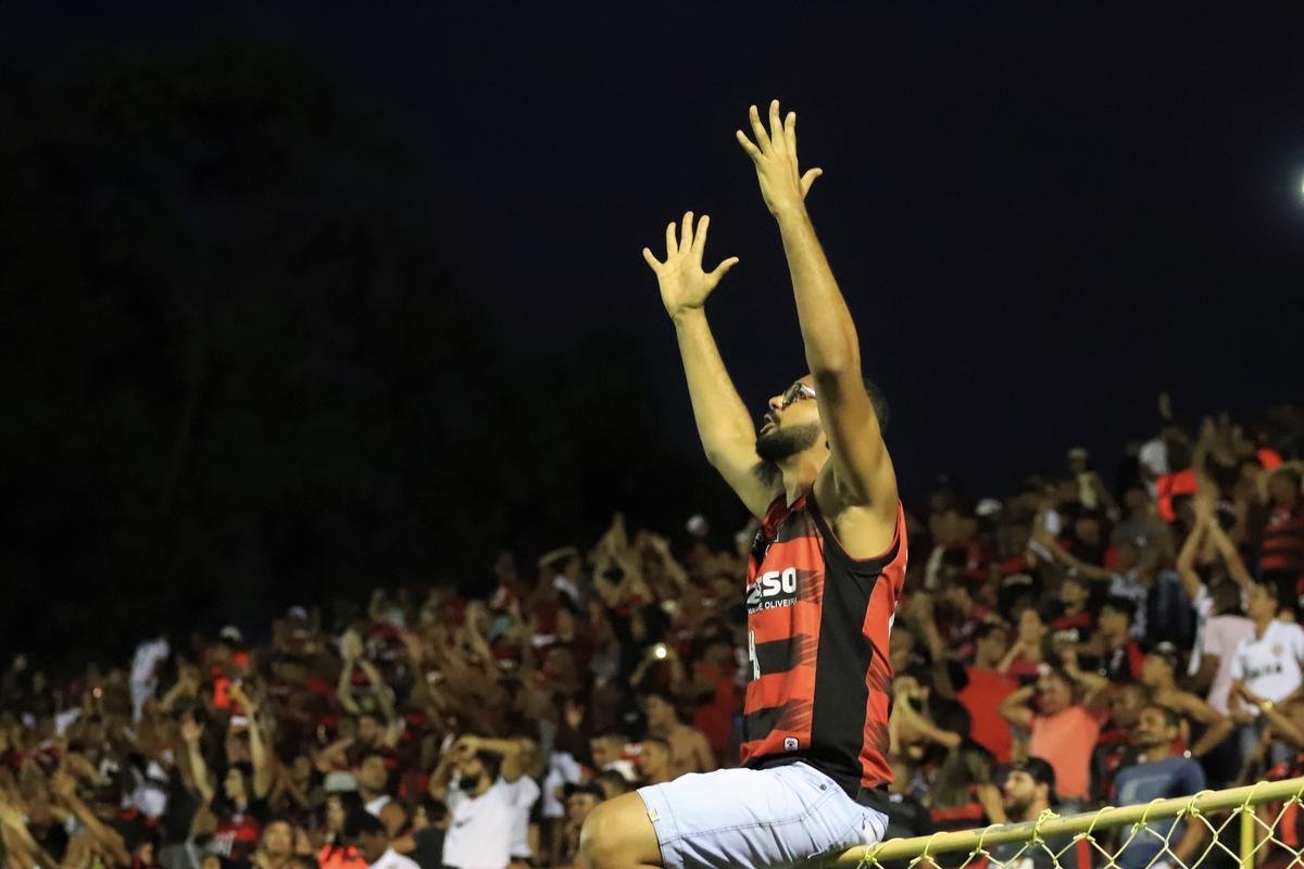 Vitória derrotou Atlético por 1 a 0, no Barradão, com gol de Léo Ceará