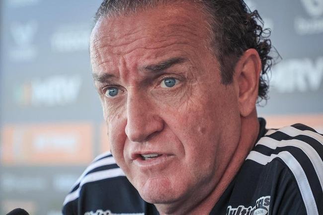 Nesta tera-feira (26), Cuca foi apresentado como treinador do Atltico - pela terceira vez na carreira. Primeiro, foi saudado pelo diretor de futebol Rodrigo Caetano e concedeu entrevista coletiva na sala de imprensa da Cidade do Galo. Depois, comandou o primeiro treino com o elenco no CT, j pensando no confronto contra o Internacional, pelo Campeonato Brasileiro.