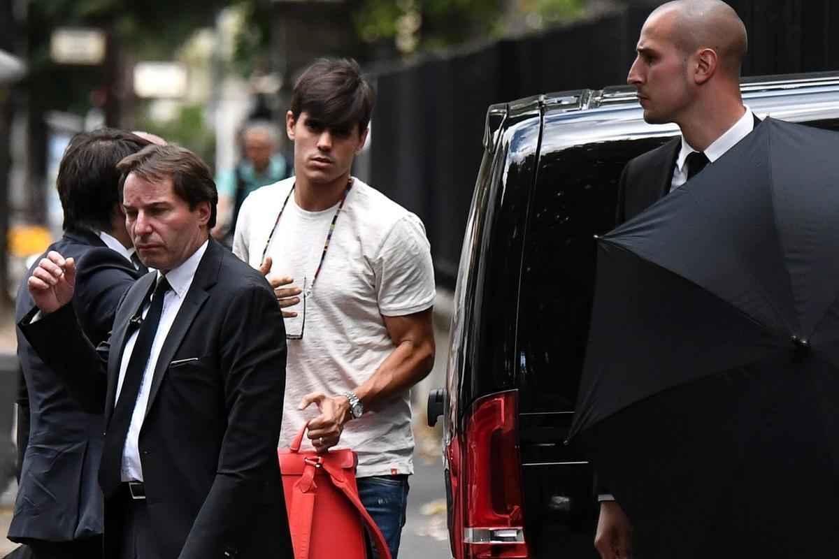 Amigos marcam presena na apresentao oficial do atacante no clube francs