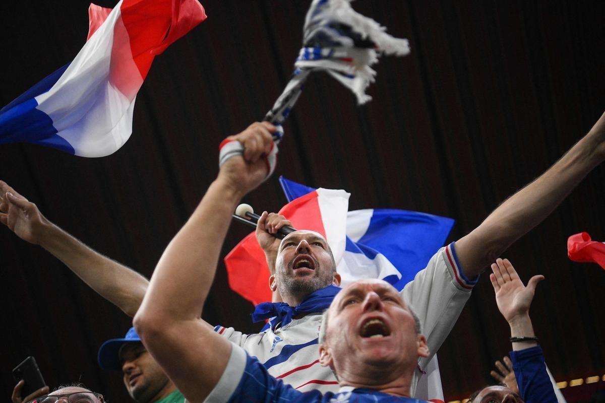Imagens das torcidas de Frana e Marrocos no duelo pela semifinal da Copa do Mundo do Catar, no Estdio Al Bayt