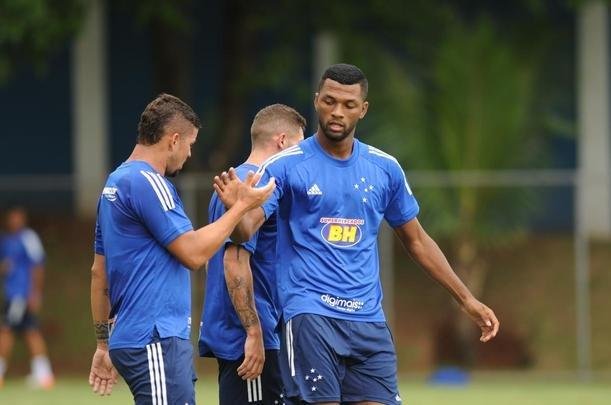 Com gol de Judivan e sob olhares dos membros do Ncleo Dirigente Transitrio, Raposa bateu o Bugre por 1 a 0