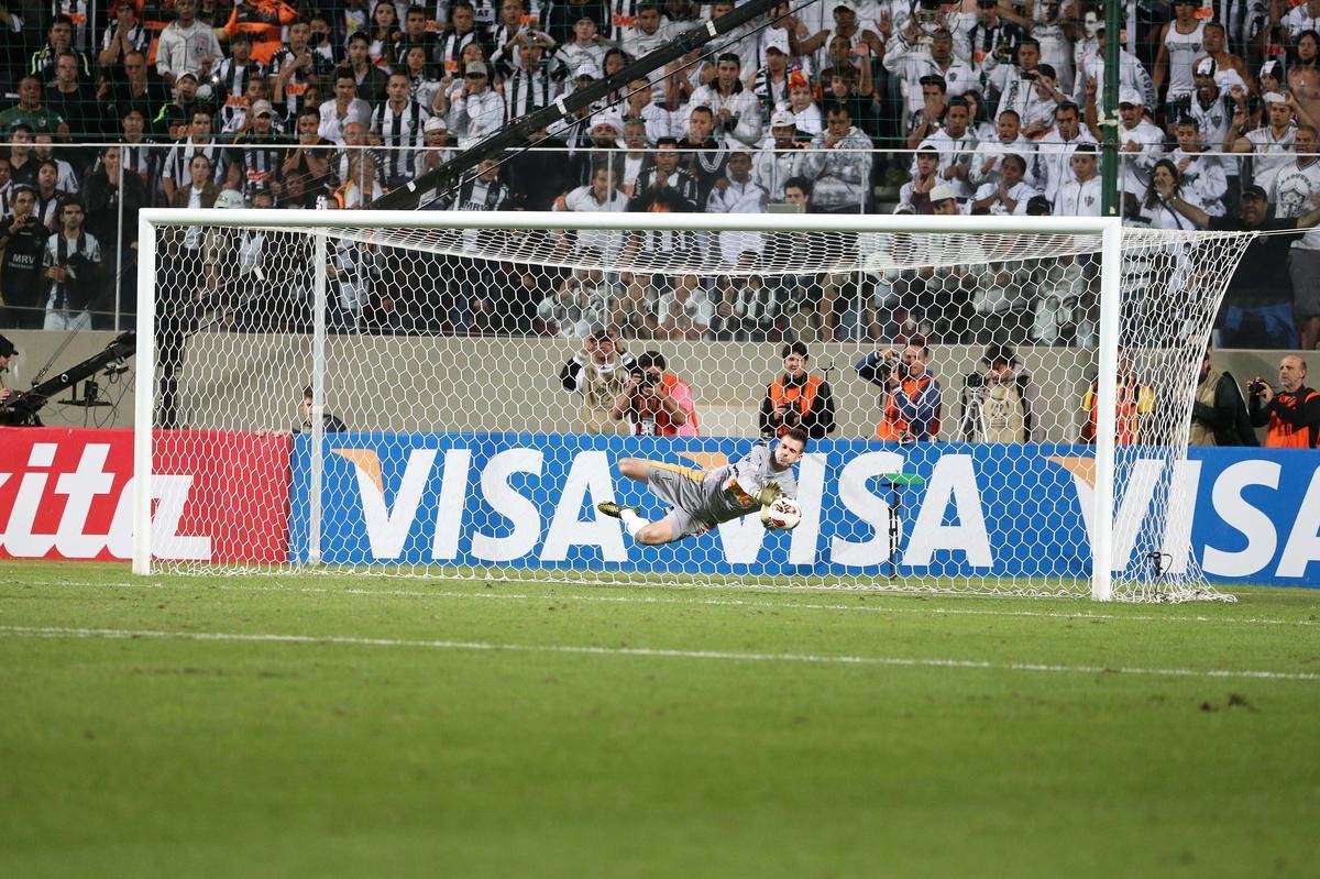 Victor foi protagonista no jogo contra o Newell's Old Boys na Copa Libertadores de 2013