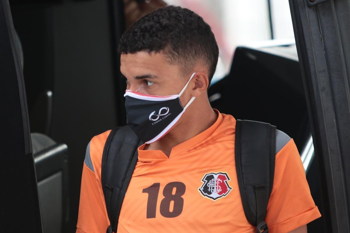 Jogadores do Santa Cruz treinaram no estádio do Arruda, já apresentando trabalhos com bola no gramado, sob a supervisão do técnico Itamar Schülle. Todos os atletas e os membros da comissão técnica seguem submetidos às medidas de afastamento social.