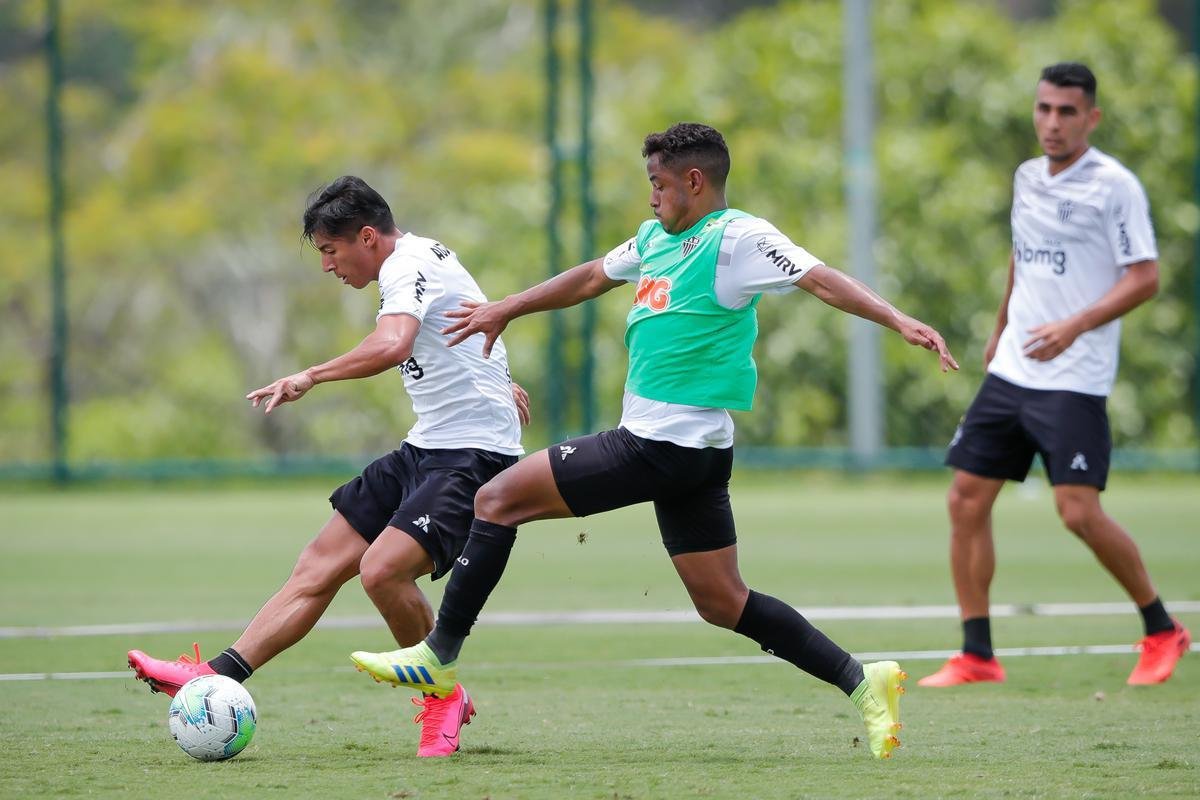 Aps polmica balada, Dylan e Marrony participam normalmente do treino na Cidade do Galo