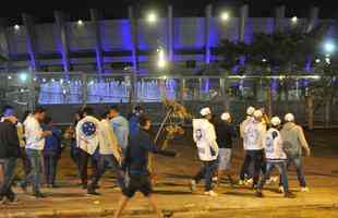 Torcida do Cruzeiro encarou frio e crise de abastecimento para apoiar o time contra o Palmeiras, no Mineiro