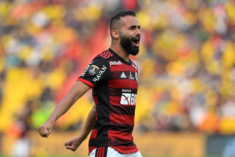 Flamengo ergue a taa de tricampeo da Copa Libertadores. Na final, venceu o Athletico por 1 a 0, em Guayaquil, com gol de Gabigol