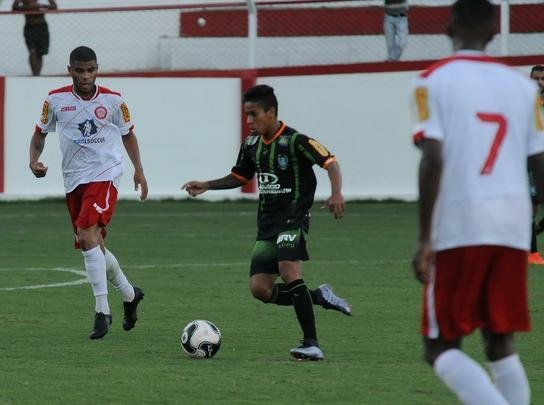 Fotos da derrota do Amrica para o Tombense, por 2 a 0, no Estdio Almeido, em Tombos. Resultado deste sbado deixou o Coelho fora do G-4 e em situao complicada para avanar s semifinais do Mineiro. Os gols do Gavio-carcar foram marcados por Gelson e Daniel Amorim.