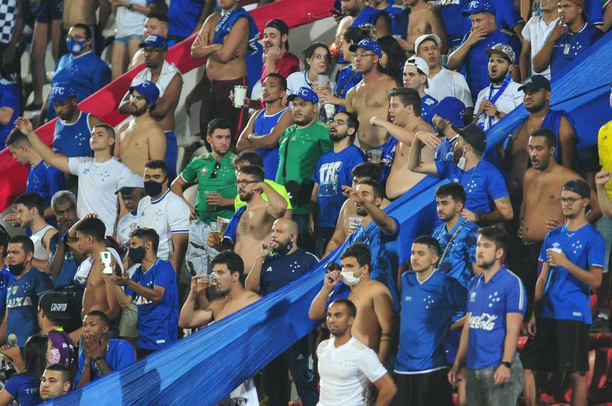 Torcida do Cruzeiro vai da euforia  decepo na Arena do Jacar no empate por 1 a 1 com o Operrio. Time azul saiu na frente, com gol de Claudinho. Depois, Paulo Srgio empatou, de pnalti, para os paranaenses. No fim, o gol da vitria, de Marcelo Moreno, foi anulado pelo VAR.