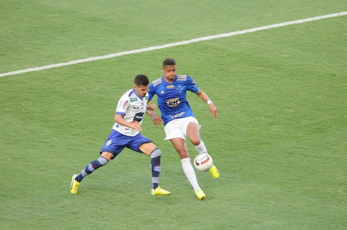 Cruzeiro goleou URT por 3 a 0 no Independncia com gols de Thiago, Machado e Edu em sua estreia no Mineiro. Ronaldo, dono da SAF, assistiu  partida no Horto. Duelo marcou estreia do tcnico uruguaio Paulo Pezzolano