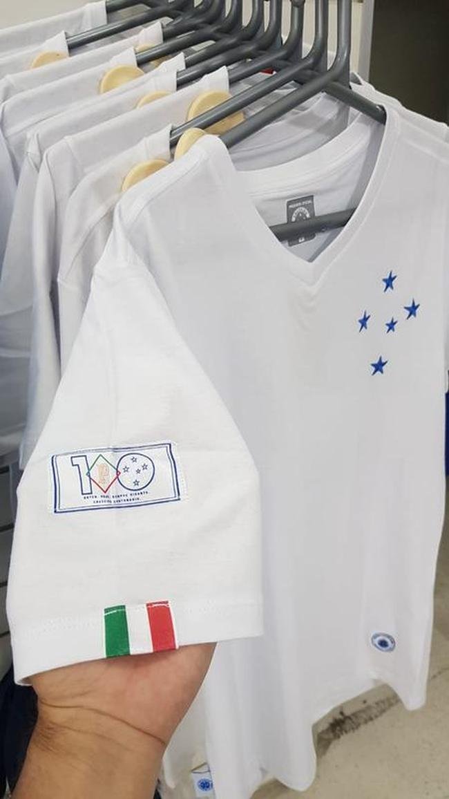 Camisas comemorativas lanadas por marca licenciada pelo Cruzeiro