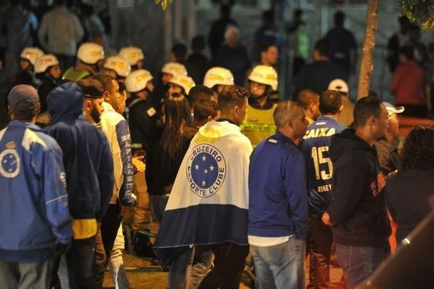 Torcida do Cruzeiro encarou frio e crise de abastecimento para apoiar o time contra o Palmeiras, no Mineiro