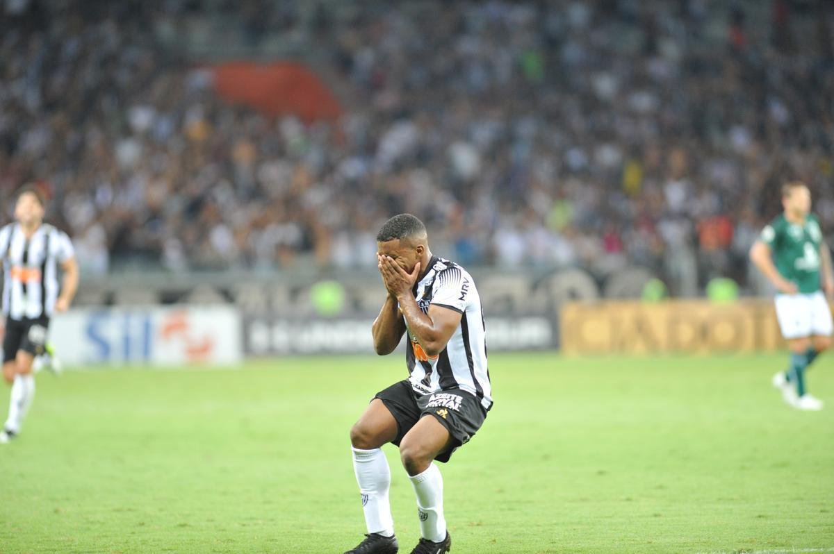 Marquinhos abriu o placar para o Atltico sobre o Gois com chute cruzado
