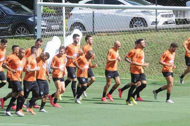 Treino do Atltico nesta segunda-feira, na Cidade do Galo, contou com a volta do meia  Juan Cazares. Direo no chegou a acordo para vend-lo a clube saudita. Tcnico Rafael Dudamel relacionou 23 jogadores para a viagem a Santa Fe, local da estreia na Sul-Americana, quinta-feira, contra o Unin-ARG. Jogador equatoriano ficou fora da lista.