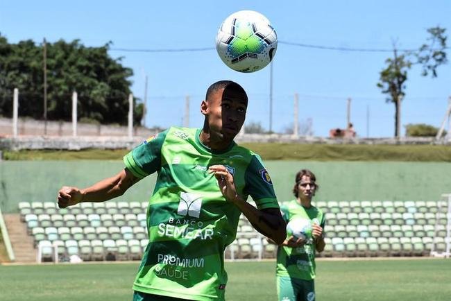 Ademir: o atacante 'Fumacinha' tem contrato com o Coelho at dezembro de 2021.