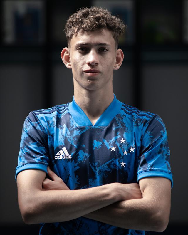 Fotos da nova camisa 3 do Cruzeiro, produzida pela Adidas