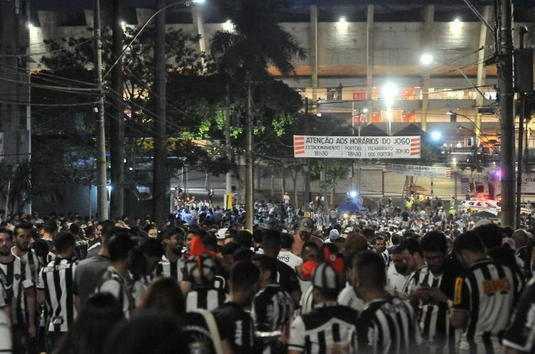 Fotos da torcida do Atltico no pr-jogo contra o Palmeiras no Mineiro