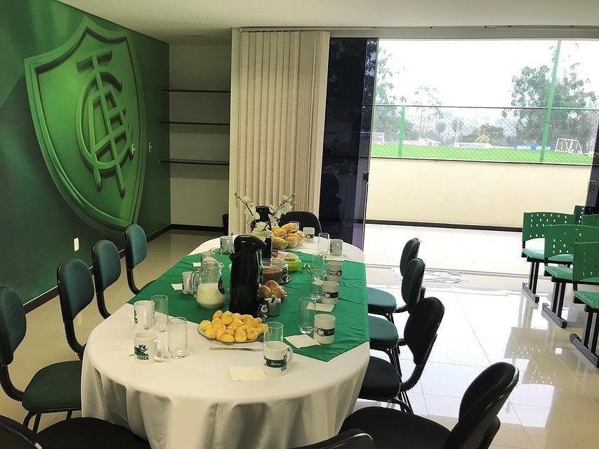 Adilson Batista recebeu grupo de torcedores do Amrica em caf da manh no CT Lanna Drumond