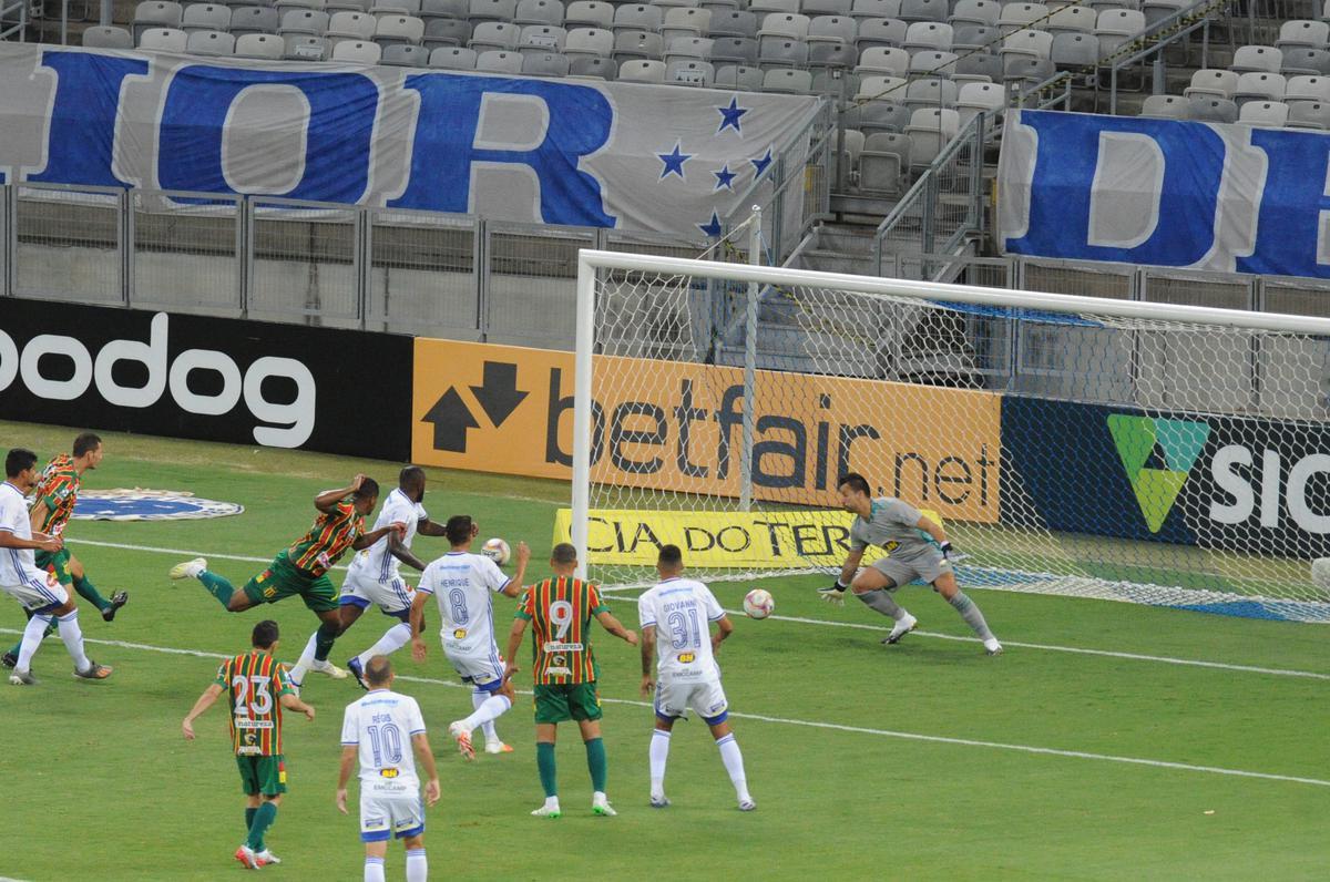 Fotos do duelo entre Cruzeiro e Sampaio Corra, no Mineiro, pela 14 rodada da Srie B do Campeonato Brasileiro