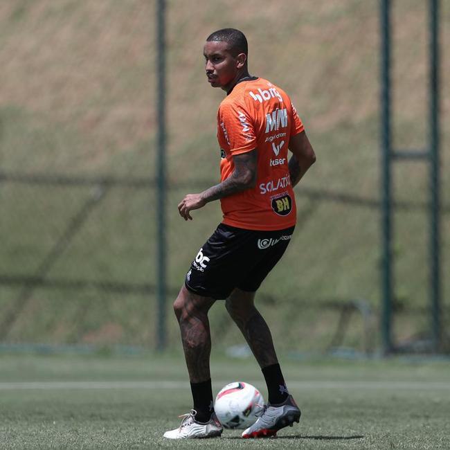 Com seriedade, mas tambm descontrao, o Atltico treinou sob sol forte na manh desta sexta-feira (21), na Cidade do Galo, em Vespasiano. Este foi o quinto dia de pr-temporada para o clube mineiro em 2022, sob o comando do tcnico argentino Antonio 'El Turco' Mohamed. Novas baixas, o volante Allan e o atacante Keno testaram positivo para COVID-19 e no participaram das atividades (ambos cumprem perodo de sete dias de isolamento social).