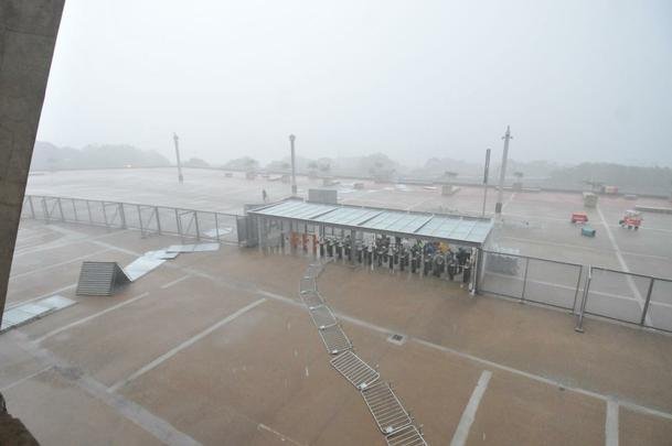 Chuva forte, com granizo, causou transtornos neste domingo  tarde no Mineiro antes do clssico entre Cruzeiro e Amrica pelo Campeonato Mineiro. Do lado de fora, o forte vento derrubou divisrias que separam acessos ao estdio, perto das catracas. J o gramado ficou bastante alagado por muito tempo.