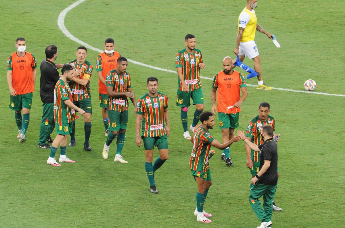Jogadores do Cruzeiro deixam campo cabisbaixos aps derrota para o Sampaio Corra por 2 a 1