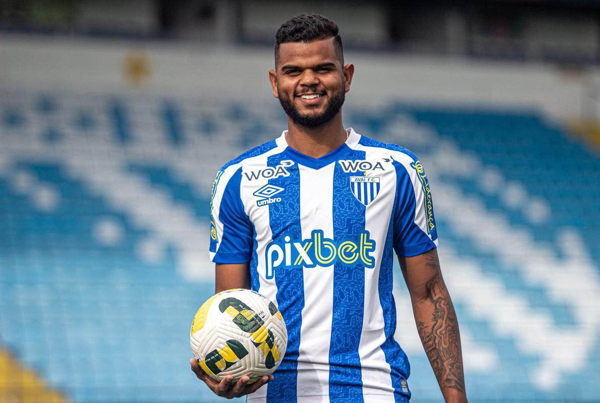 Ava contratou o atacante Nathan