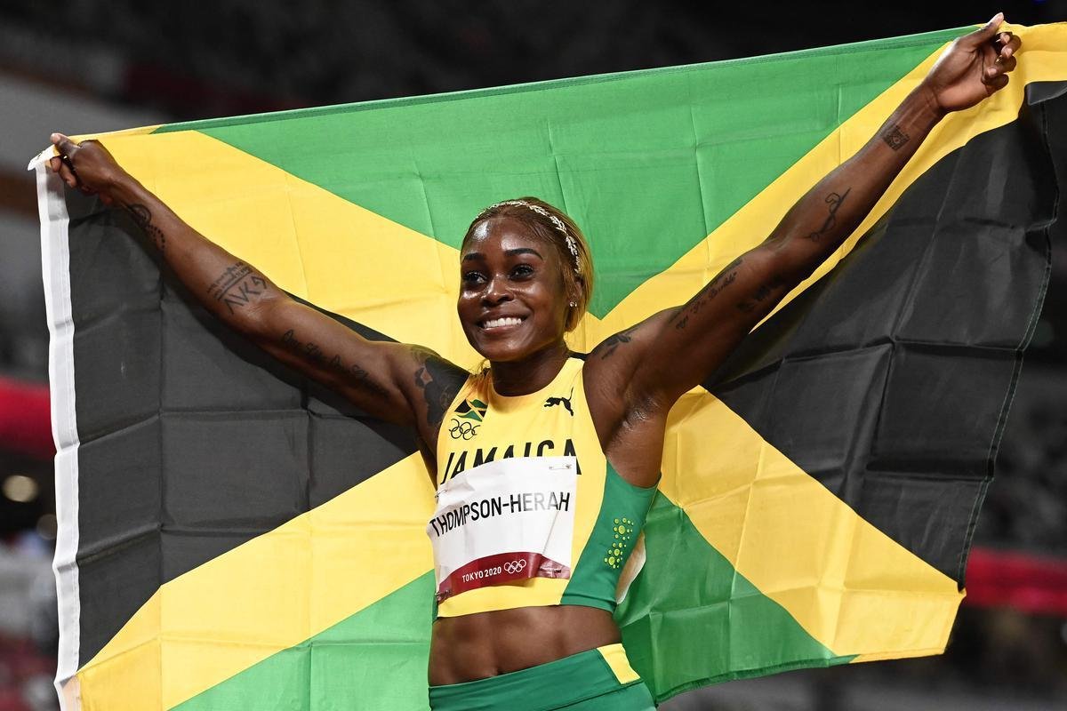 Fotos espetaculares da vitria da jamaicana Elaine Thompson-Herah nos 100m rasos dos Jogos Olmpicos de Tquio com o tempo de 10s61. A velocista quebrou o recorde olmpico e comandou o pdio jamaicano ao lado de Ann Fraser-Pryce, prata, e Shericka Jackson, bronze.