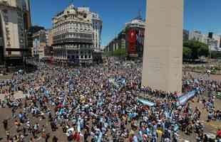 Multidão festeja, no Centro de Buenos Aires, o tri mundial da Argentina conquistado na Copa do Catar