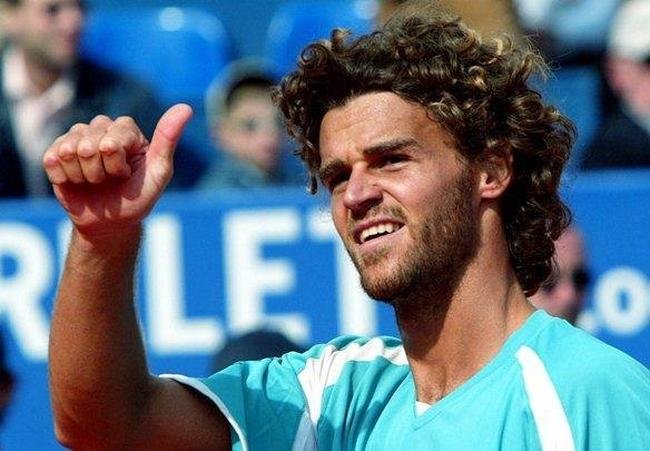 Kuerten quase sempre manteve seu visual clssico: a cabeleira.