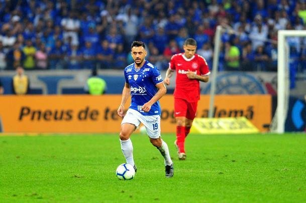 Fotos do primeiro tempo do duelo entre Cruzeiro e Internacional, no Mineiro, pela semifinal da Copa do Brasil