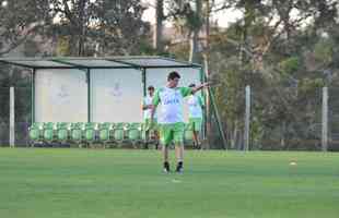 Depois de reunio com elenco e diretoria, Adilson Batista observou treino comandado por Drubscky no Amrica