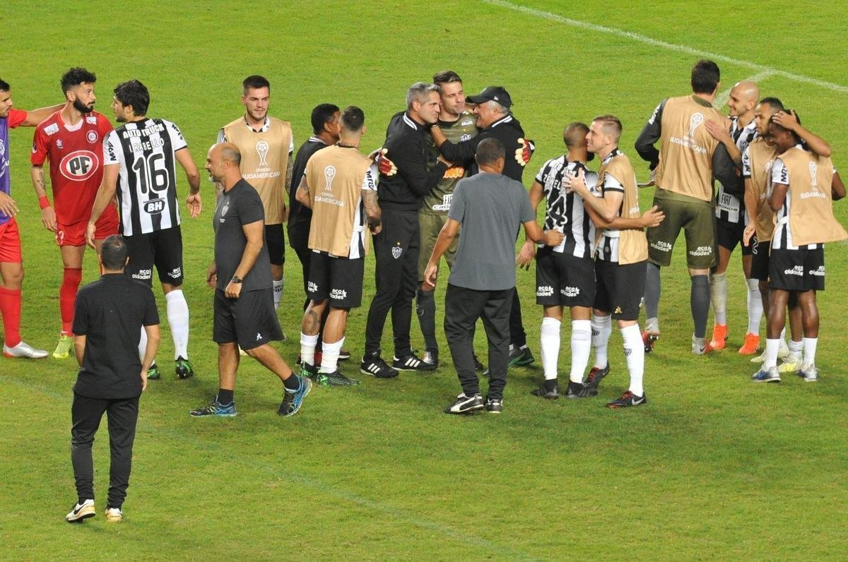 Depois de vitria do Atltico por 1 a 0 no tempo normal, Victor pegou trs pnaltis do Unin La Calera e levou o time alvinegro s oitavas de final da Sul-Americana