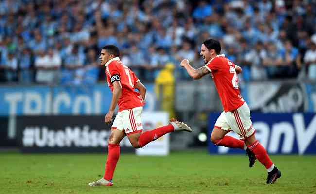 Taison celebra o belo gol de falta, seguido por Maurício: Inter vence, mas Grêmio avança à final