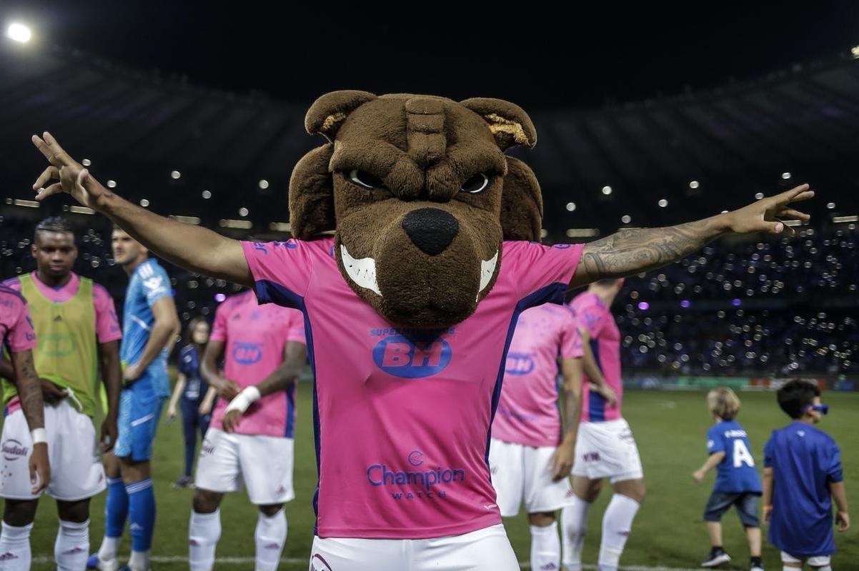 Em baile no cu, drones levaram torcedores do Cruzeiro ao delrio no Mineiro depois do jogo com o Ituano. Em sobrevoo, foram formadas frases e palavras felicitando o clube pelo ttulo e pela volta  Srie A