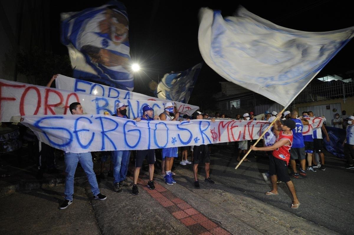 Torcida do Cruzeiro mira Srgio, Deivid e conselheiros em protesto no Horto, antes do jogo diante do Operrio-PR, pela Srie B
