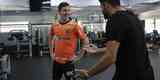 Diego Costa posa com as camisas 1 e 2 do Atltico, faz exames e atividades na academia da Cidade do Galo