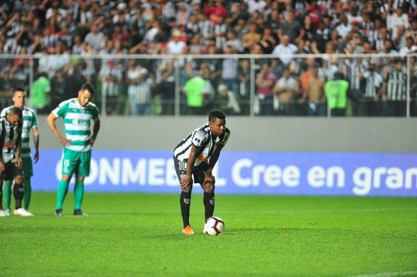 Cazares perde pnalti, Otero marca, mas rbitro invalida gol por invaso da grande rea