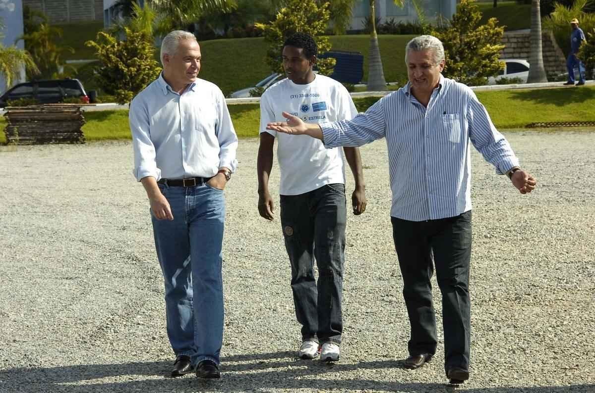26/02/2008 - Apresentao do novo jogador de futebol do Cruzeiro, o volante Elicarlos, na Toca da Raposa II, em Belo Horizonte. Na foto, o jornalista Guilherme Mendes (e), Elicarlos e Eduardo Maluf