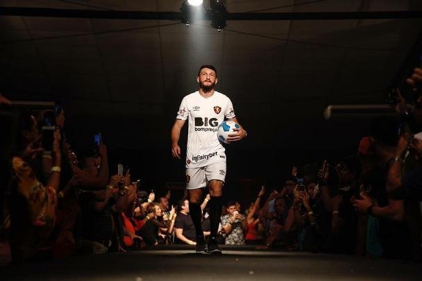 Festa de lançamento dos novos uniformes contou com a presença de jogadores e show de Paralamas de Sucesso