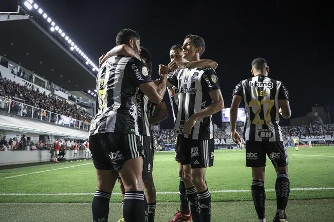 Fotos do jogo entre Santos e Atltico na Vila Belmiro, em Santos, pela 30 rodada do Campeonato Brasileiro