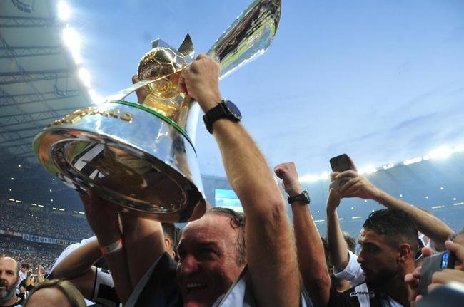 Atltico ergue a taa de campeo brasileiro e d a volta olmpica diante da torcida alvinegra, no Mineiro