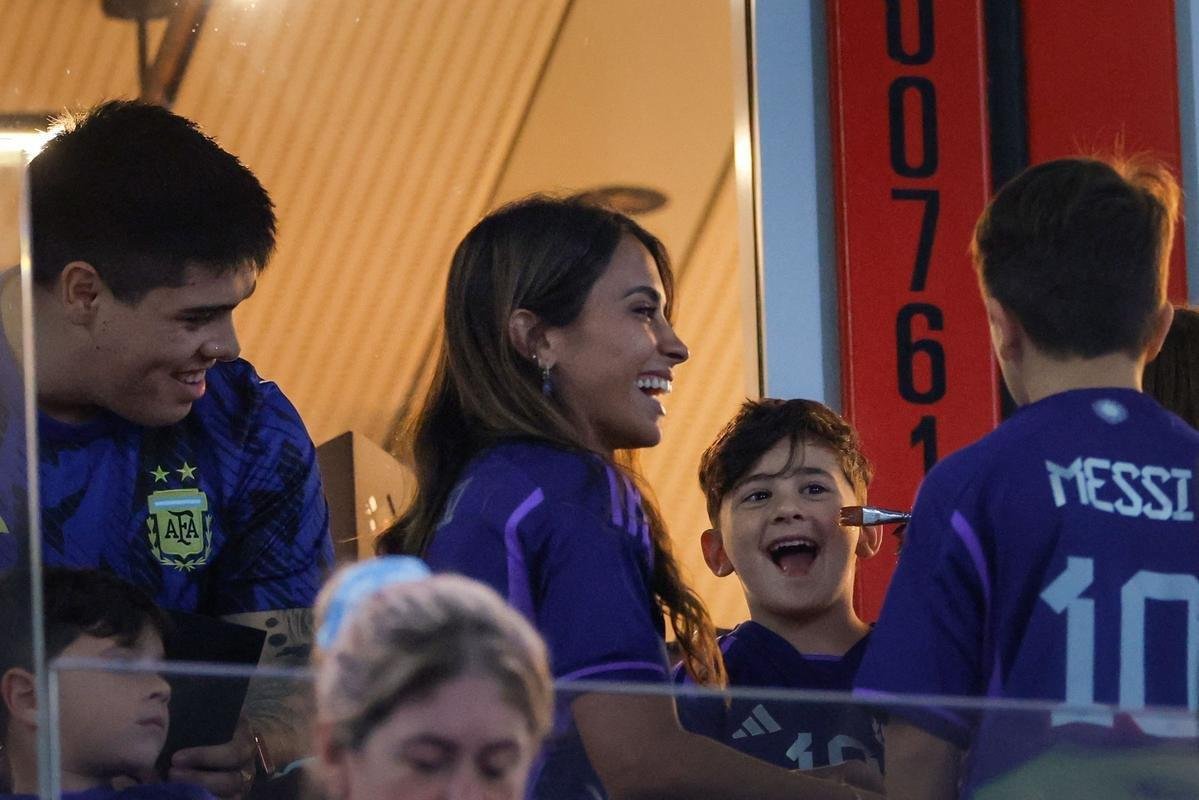 Familiares de Messi em camarote do Estdio 974, de Doha, durante jogo entre Argentina e Polnia pelo Grupo C da Copa do Mundo. Nas fotos aparecem o pai Jorge Messi, a esposa Antonela Roccuzzo e os filhos Ciro, Thiago e Matteo