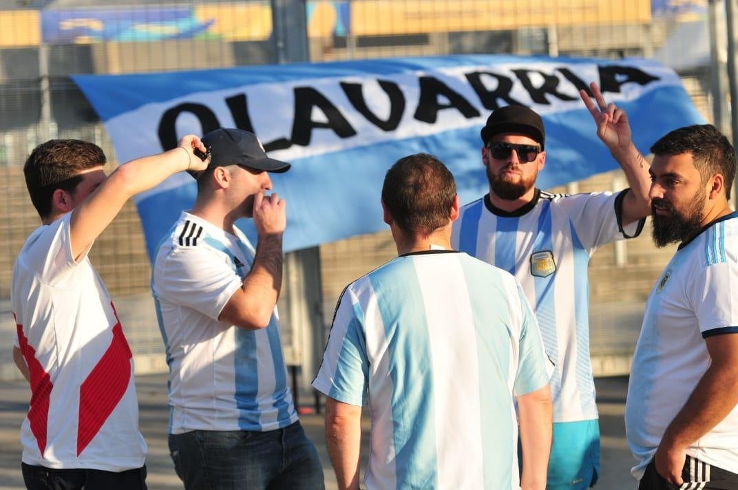 Torcedores de Argentina e Paraguai na chegada ao Minero para duelo pela Copa Amrica