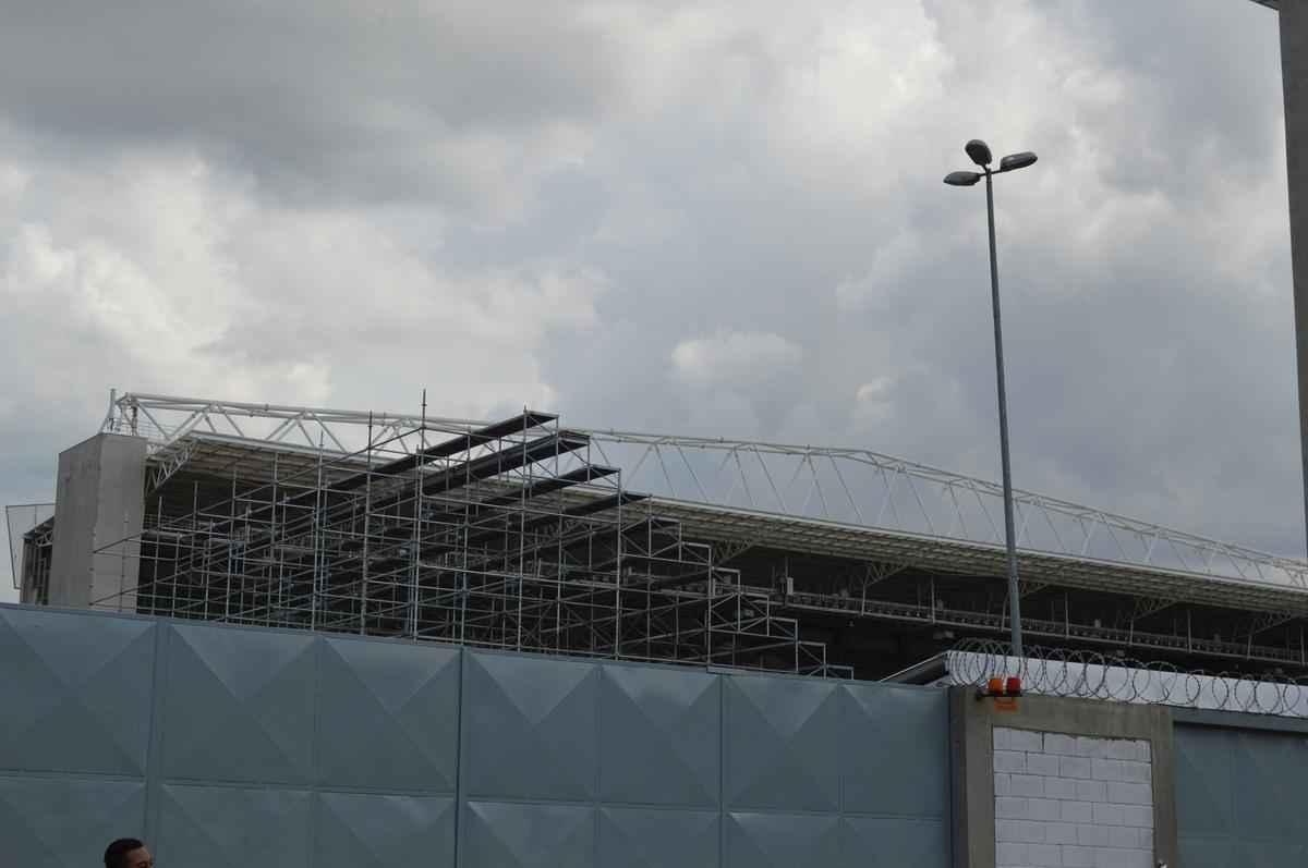 Bem mais alta, arquibancada mvel do Independncia j  visualizada desde a Rua Pitangui