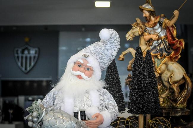 Na Loja do Galo no Bairro de Lourdes, o Papai Noel vestindo as cores alvinegras serve só de decoração, mas já houve torcedores querendo comprá-lo