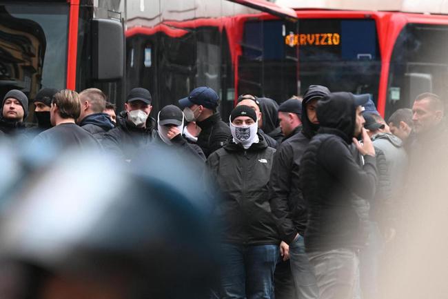 Torcedores do Eintracht Frankfurt causaram graves incidentes no centro da cidade de Nápoles
